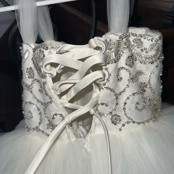 Beautiful flower girl or communion dress.Size 6 well made, Formal